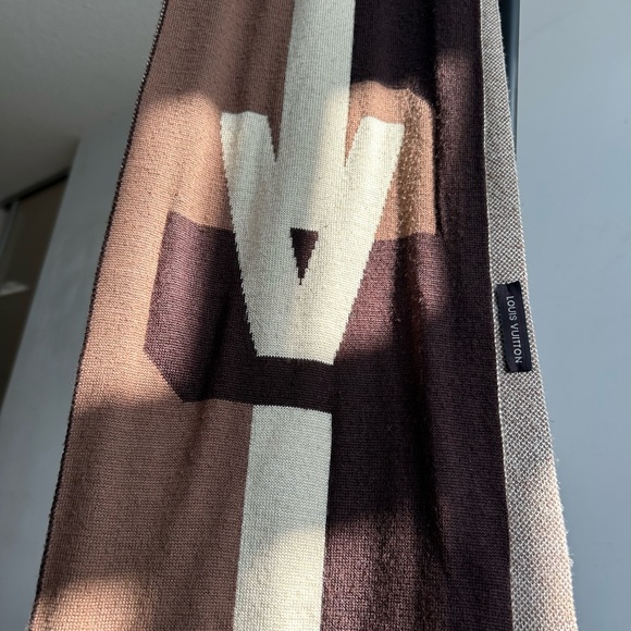 Louis Vuitton Scarf - Picture 4 of 6